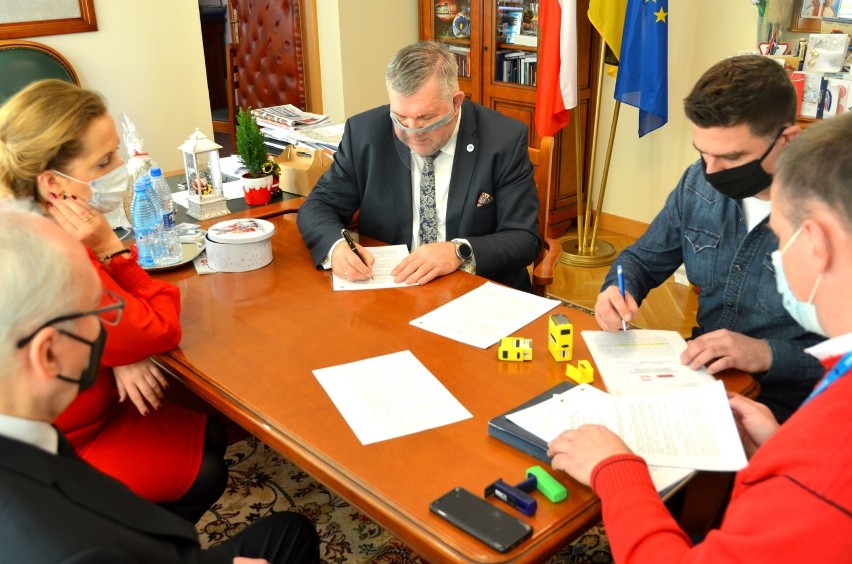 Umowa na rozbudowę Szkoły Podstawowej w Łapalicach już podpisana