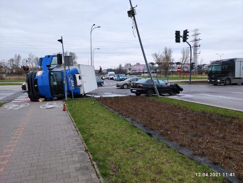 Białystok. Wypadek w rejonie skrzyżowania Branickiego i Miłosza. Dostawczak przewrócił się na bok po zderzeniu z seatem [ZDJĘCIA]