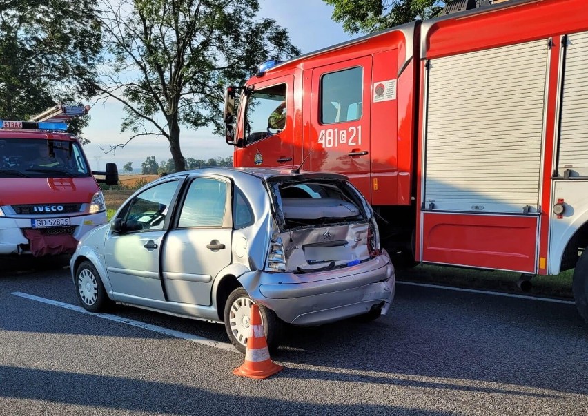 Gmina Miłoradz. Wypadek na drodze krajowej nr 22 w Gnojewie. Zderzyły się samochód ciężarowy i dwa osobowe