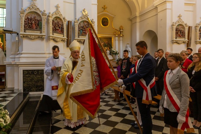 Uroczystość nadania imienia Publicznej Szkole Podstawowej w Częstoniewie.