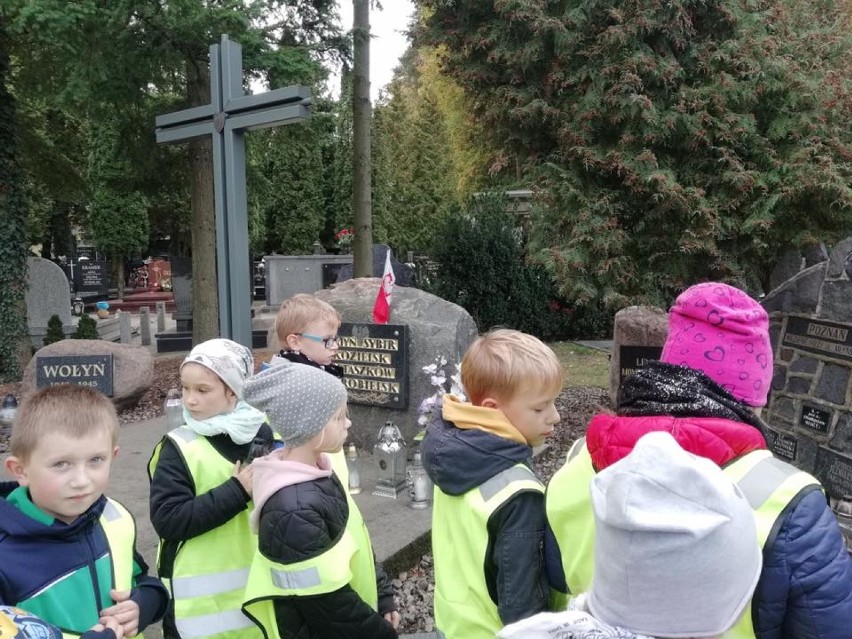 Akcja "Szkoła pamięta" w Chodzieży. Uczniowie zapalili znicze w miejscach pamięci (ZDJĘCIA)