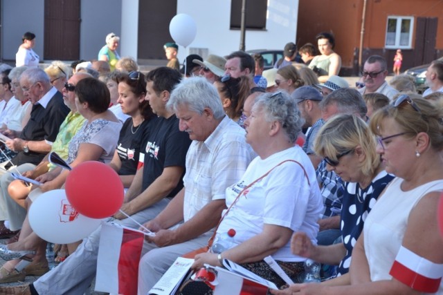 W Lipnie na placu Dekerta w rocznicę wybuchu Powstania Warszawskiego odbyło się „Śpiewanie na Powstanie”. Wydarzenie cieszyło się sporym zainteresowaniem mieszkańców. Jako solista wystąpił Daniel Świdurski, któremu akompaniował Arkadiusz Świerski.  Była to zachęta do wspólnego śpiewania pieśni patriotycznych, wojennych i wojskowych. Nie zabrakło konkursów z nagrodami, niespodzianek i grochówki. Pomimo żaru lejącego się z nieba nie zabrakło amatorów gorącej zupy. Impreza została zorganizowana przez Urząd Miejski, Miejskie Centrum Kulturalne oraz Stowarzyszenie Historyczno – Patriotyczne „Tożsamość” w Lipnie.

Więcej w najbliższym wydaniu „Tygodnika Lipnowskiego”.







300 Plus - wszystko, co musisz wiedzieć o programie.

