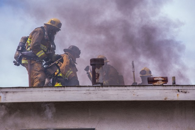 Do pożaru doszło 28 grudnia po godzinie 15. Palił się dach budynku mieszkalnego wielorodzinnego w miejscowości Skalmierowice w powiecie inowrocławskim. 
Zdjęcie ilustracyjne.