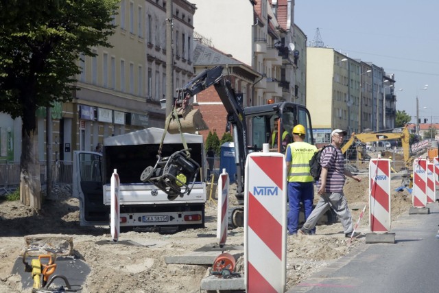 Modernizacja sieci torowisk tramwajowych w Grudziądzu. Najbardziej zaawansowane prace są na wysokości osiedla Rządz. Na ul. Toruńskiej wciąż wykonywane są instalacje podziemne. Wciąż rozkopana jest ulica Chełmińska.