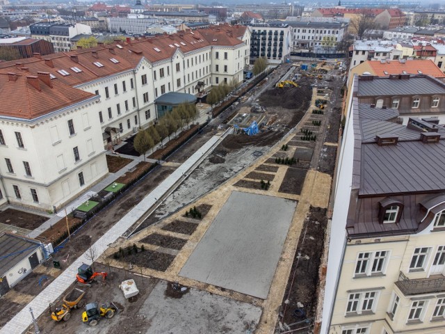 Park im. Wisławy Szymborskiej w Krakowie zostanie oddany do użytku w 2023 r., w 100. rocznicę urodzin Noblistki. Budowa parku przy ul. Karmelickiej to jedno ze zwycięskich zadań wybranych przez krakowian w budżecie obywatelskim w 2019 r. Konsultacje społeczne dotyczące projektu odbyły się w kwietniu 2020 r. Na terenie, na którym powstaje park, w XIX w. znajdował się plac apelowy przy koszarach austriackich. Ten rejon objęty jest opieką Małopolskiego Wojewódzkiego Konserwatora Zabytków.