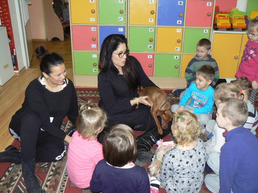 Przedszkolaki pomagają psiakom z pleszewskiego azylu