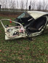 Groźny wypadek na trasie Smarchowice Małe - Jakubowice. Opel rozpadł się na kawałki, a kierowca wypadł z kabiny
