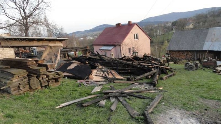 Pożar w Siołkowej. Spłonęła stodoła strażacy ocalili dom [ZDJĘCIA]