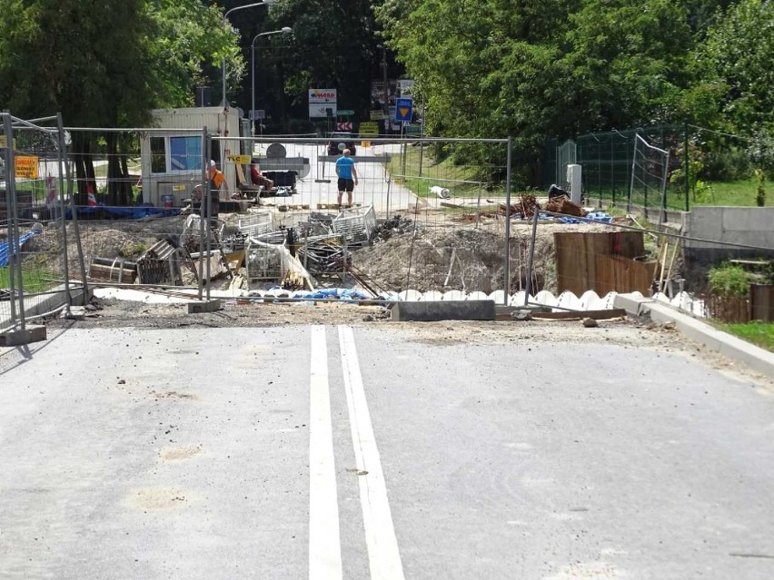 Rozbiórka starego i budowa nowego mostu na rowie Głuchowskim w Komornikach idzie zgodnie z planem 