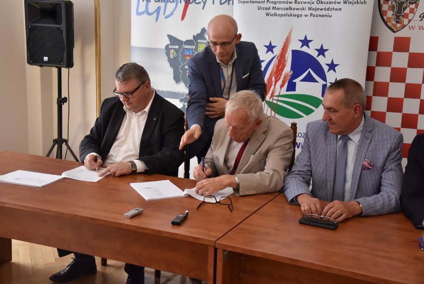Blisko 1,5 mln zł dla dwóch lokalnych grup działania z powiatu kaliskiego. Aneksy podpisane ZDJĘCIA