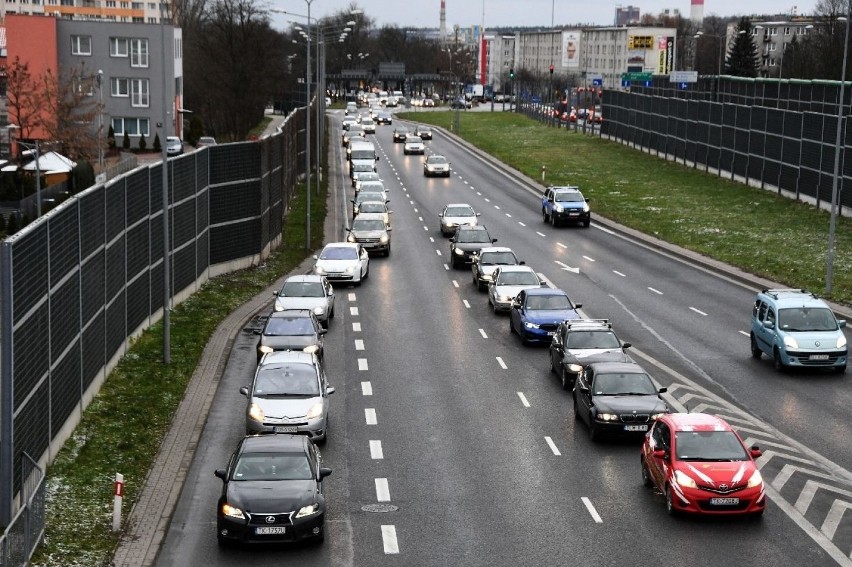 Korki w Kielcach wokół galerii handlowych. W sobotę trwał zakupowy szał [ZDJĘCIA]