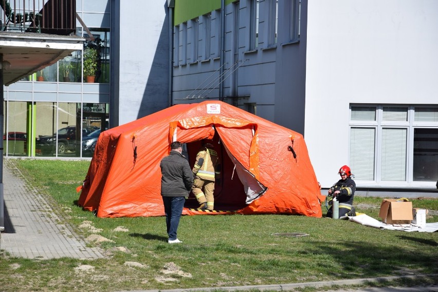 Na terenie szpitala rozstawiano pierwsze namioty do robienia...