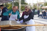 Ogromny kocioł żuru w Mysłowicach. Każdy mógł poczęstować się zupą na rynku. Powstała w ramach Światowego Dnia Walki z Głodem