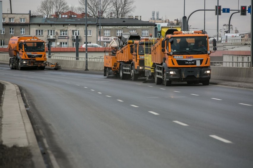 Kraków. Trwa pozimowe sprzątanie miasta. Polewaczki pracują w grupach