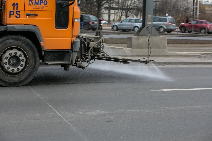 Kraków. Trwa pozimowe sprzątanie miasta. Polewaczki pracują w grupach