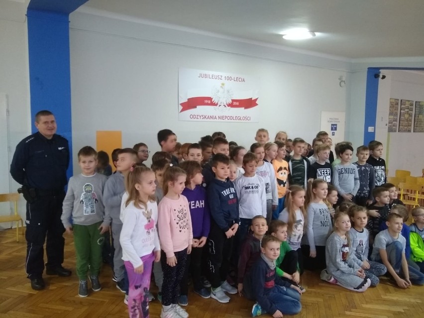 Bezpieczne ferie w Radomsku. Policjanci prowadzą spotkania z dziećmi i młodzieżą [ZDJĘCIA]