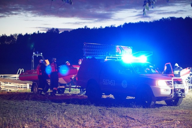 Co w niedzielę i poniedziałek wydarzyło się na wodach Jeziora Młyńskiego w Prusimiu? Strażacy wyłowili ciało 45-letniego mężczyzny (25.05.2020).