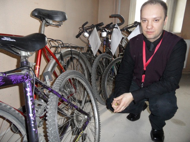 Wojciech Raczkowski przy rowerach przechowywanych w BRZ.