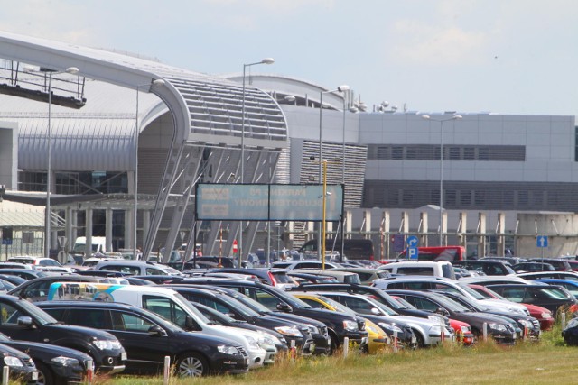 Parking P5 Poznań Ławica: Złodzieje ukradli dwa volkswageny