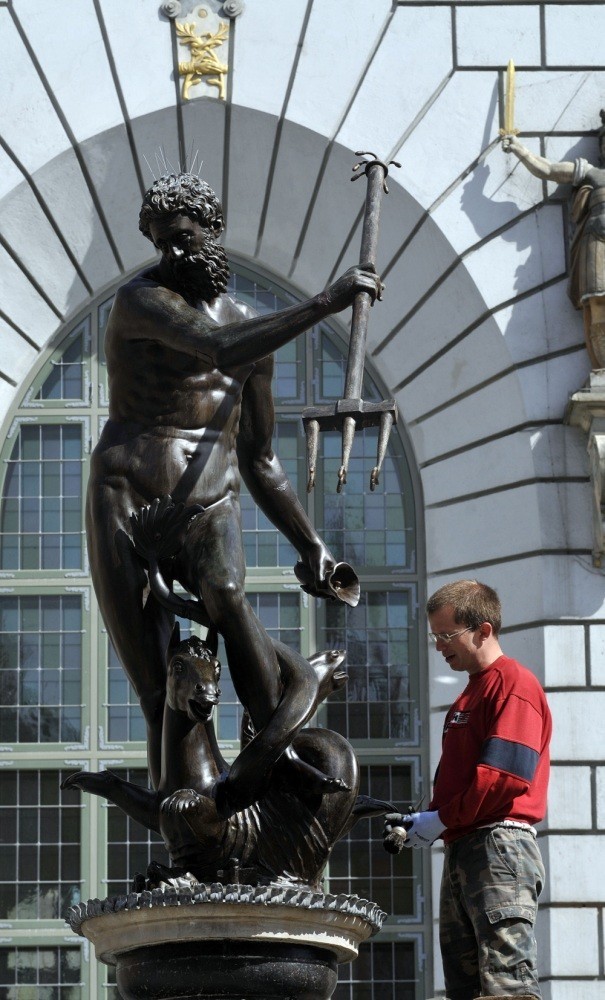 Słynna rzeźba Neptuna, która stoi na ul. Długiej w Gdańsku została uszkodzona. Dłoń Neptuna zostanie zdemontowana w połowie kwietnia.