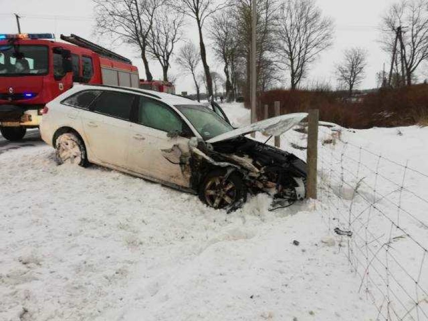 Wypadek w Słowinie: Samochód ściął słup i zderzył się z innym pojazdem