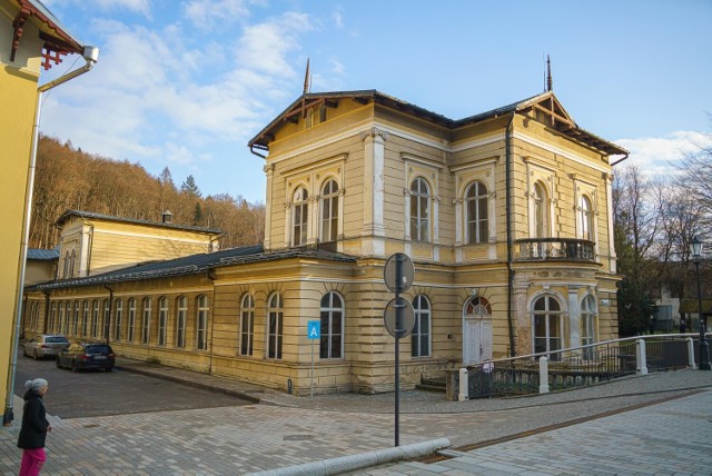 Łazienki Borowinowe z daleka wyglądają całkiem dobrze, ale każdy kto podejdzie bliżej zauważy skalę zniszczeń tego zabytku