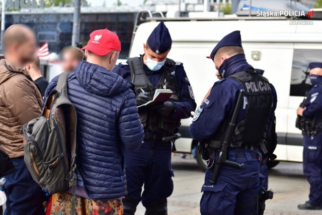 Policjanci kontrolują w miastach przestrzeganie nowych przepisów. Kto nie nosi maseczki może zostać ukarany mandatem Zobacz kolejne zdjęcia/plansze. Przesuwaj zdjęcia w prawo - naciśnij strzałkę lub przycisk NASTĘPNE