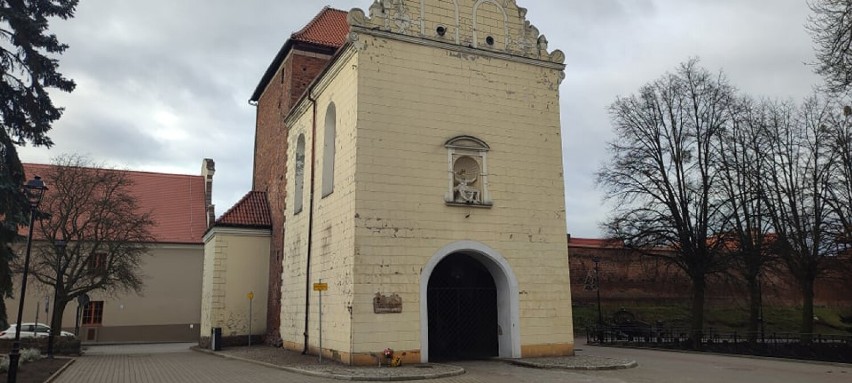 Jeden z pojemników został ustawiony przy Bramce...