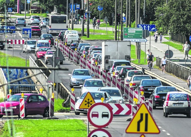 W godzinach szczytu na wojska polskiego tworzą się gigantyczne kolejki pojazdów, czekających na przejazd.