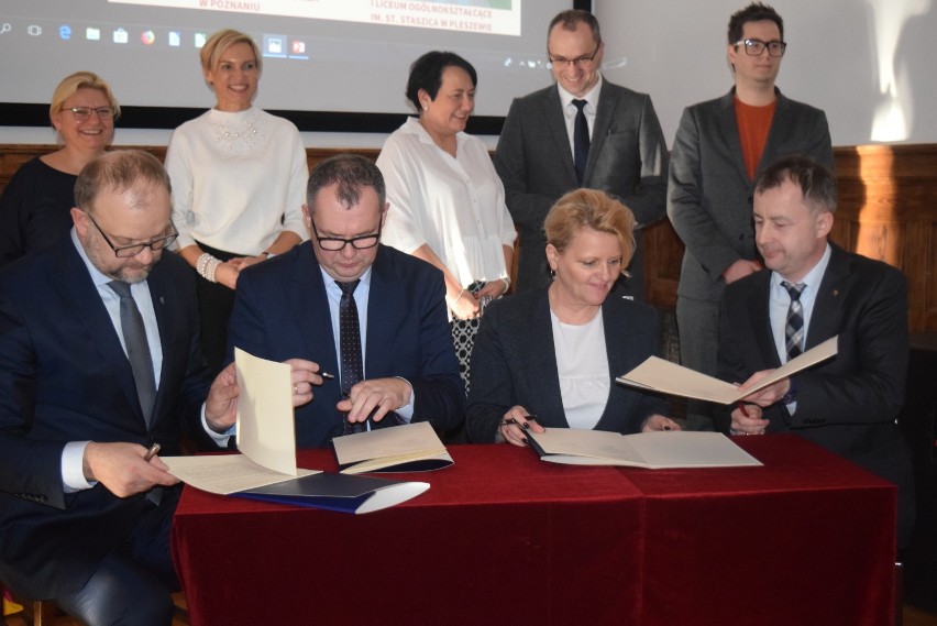 Pleszewskie liceum podpisało porozumienie z Wydziałem Filologii Polskiej i Klasycznej 