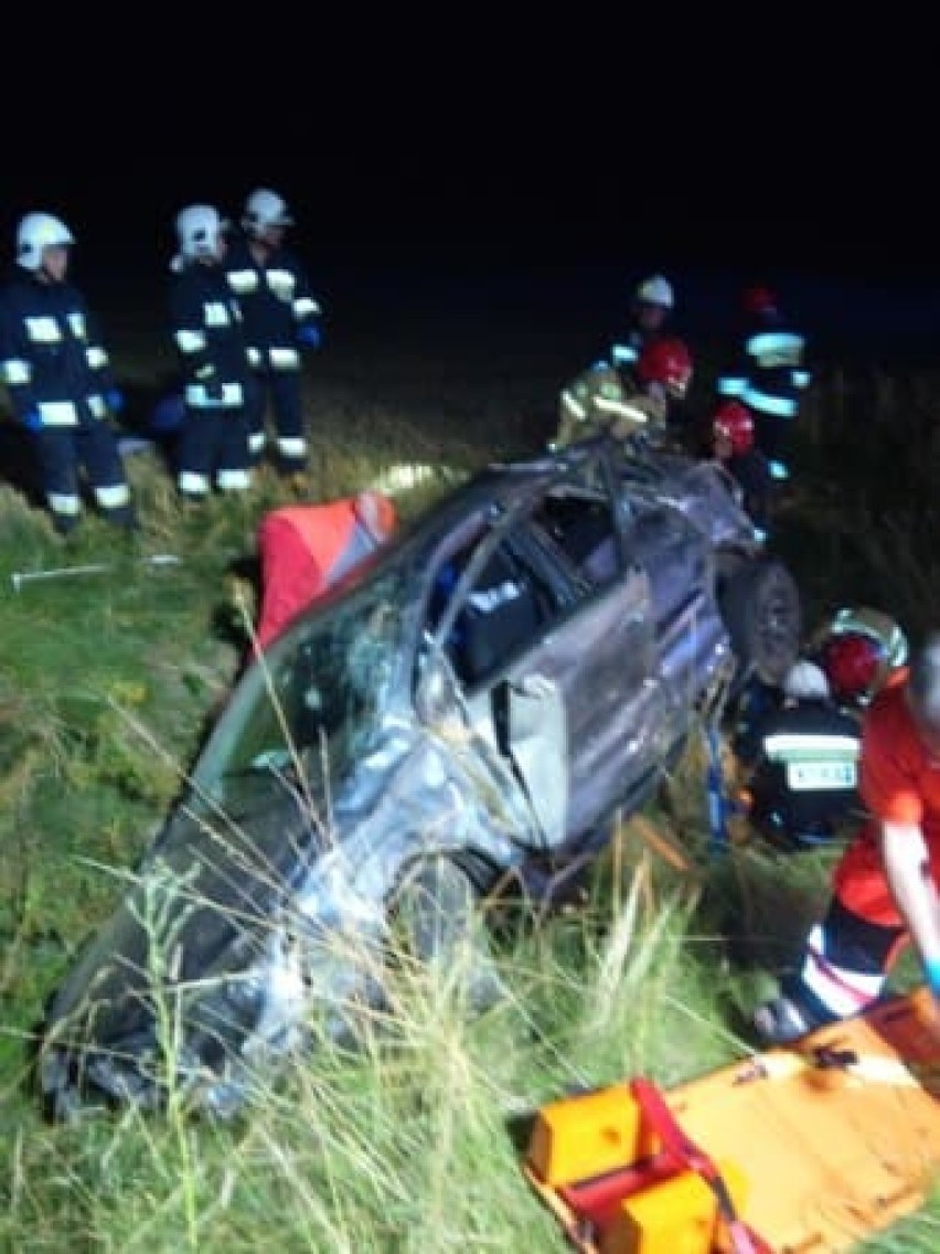 Groźny wypadek w Radosławiu. 3 osoby poszkodowane [ZDJĘCIA]
