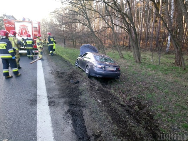 Na drodze krajowej nr 46 pod Opolem. Zderzyły się opel i saab. Jedna osoba jest ranna. Na miejsce wezwano śmigłowiec LPR