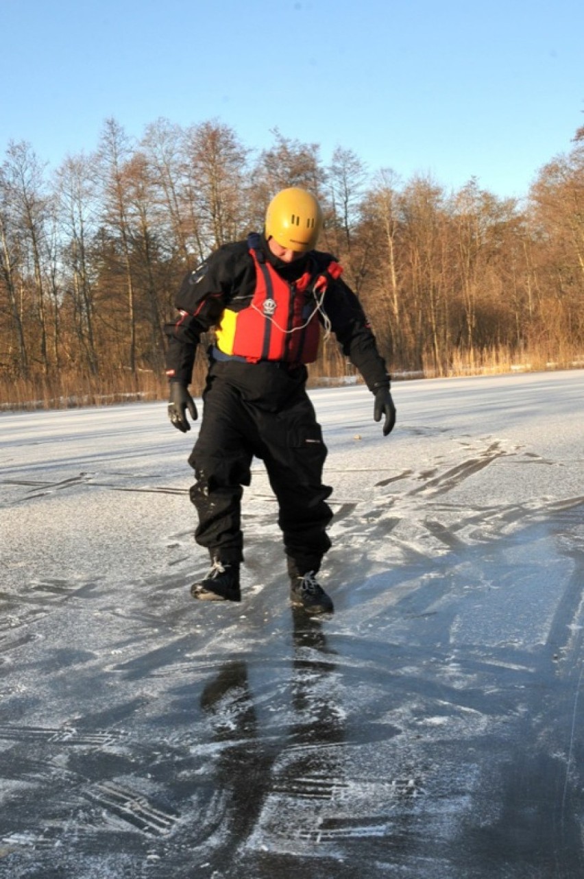 Zimowe ćwiczenia ratowników WOPR na Trzech Stawkach w...