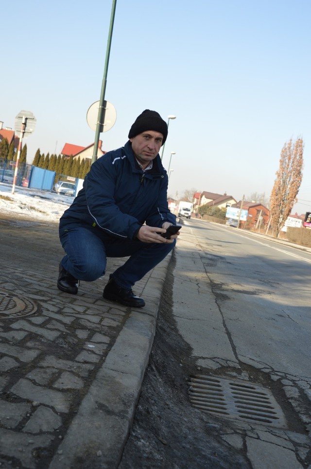 Leszek Zakrzewski uważa, że sfotografowana i przesłana na stronę interwencyjną usterka czy dziura w drodze, ułatwi pracę urzędnikom