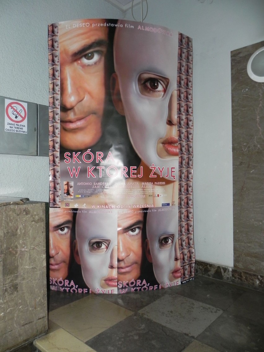 Poster filmu Almodovara w holu Kina Etiuda w Ostrowcu...