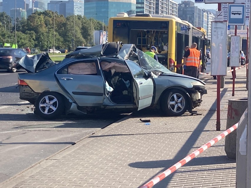 Śmiertelny wypadek w Alejach Jerozolimskich w Warszawie. Samochód wbił się w tył autobusu. Nie żyje jedna osoba