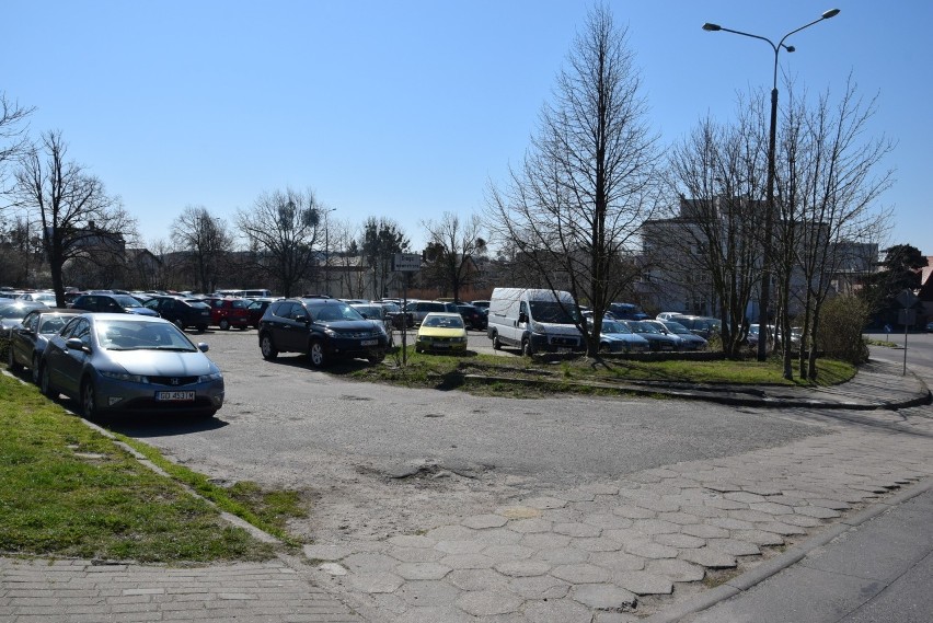 Ten parking między ul. Siemiradzkiego i Mickiewicza na...
