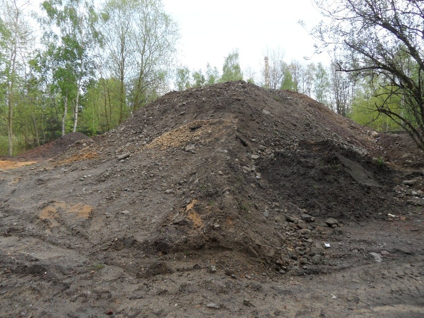 Materiały budowlane i kanalizacyjne znajdują się na terenie...