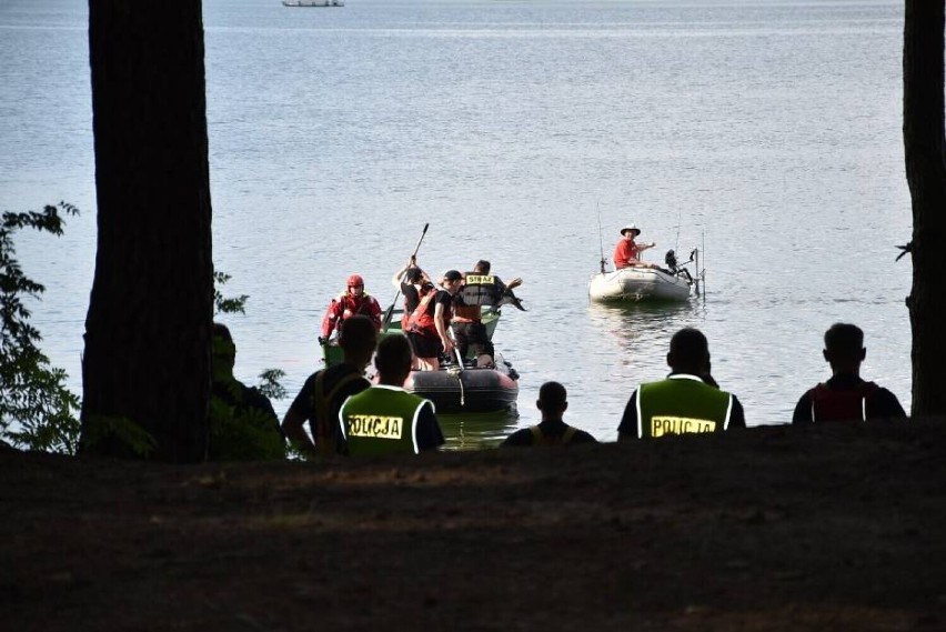 Są wyniki sekcji zwłok 31-latka, który utonął w Jeziorze Kuźnickim. Rodzina szuka świadków