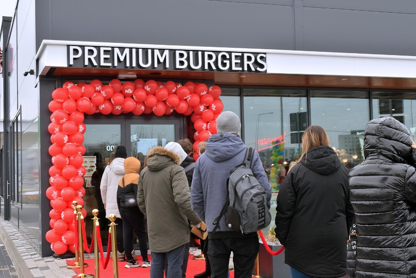 Otwarcie MAX Premium Burgers w Płocku. W lokalu zjawiły się tłumy płocczan, a prezes zdradził, dlaczego nie boi się konkurencji. Zobaczcie, jak było