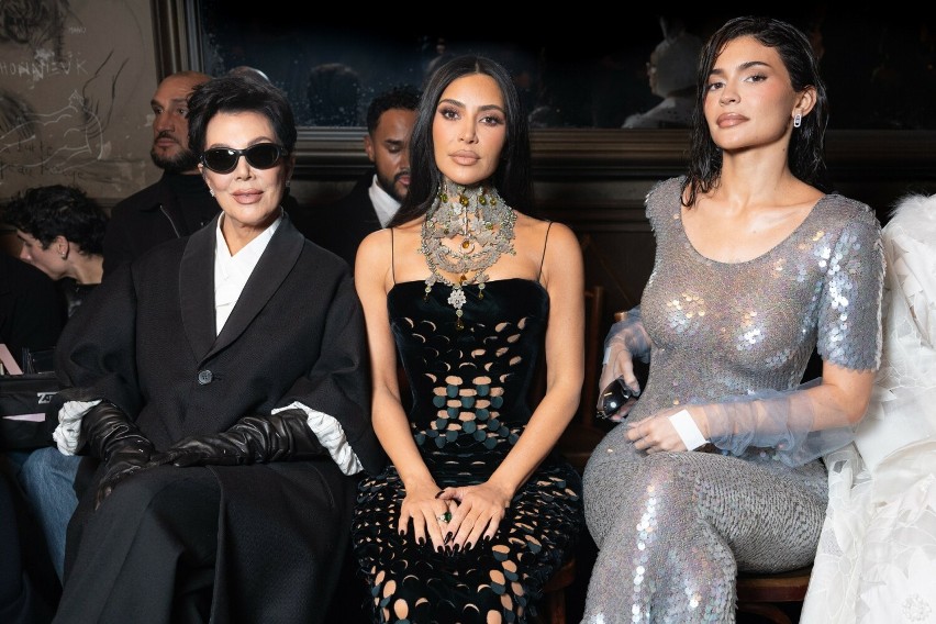 Kylie Jenner i Kim Kardashian z ich mamą Kris Jenner podczas...