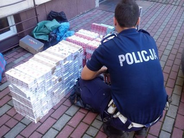 Kontrabanda w Łukowie: Policjanci zabezpieczyli papierosy i alkohol bez polskich znaków skarbowych akcyzy