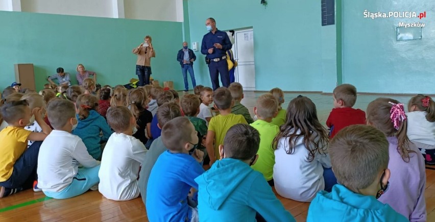 Bezpieczeństwo. Policjanci rozdawali odblaski ZDJĘCIA