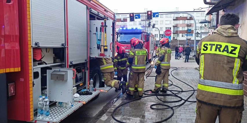 Pożar w piekarni przy ulicy Węgierskiej w Gorlicach. Strażacy musieli użyć masek tlenowych, aby wejść do środka
