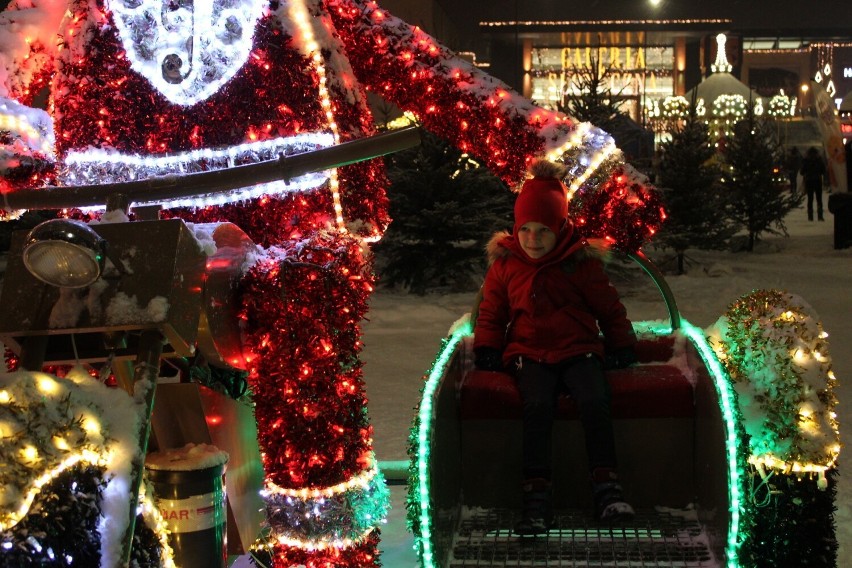 Jarmark Świąteczny w Radomiu na placu Jagiellońskim wieczorem jeszcze zyskał na świątecznej atmosferze. Zobacz zdjęcia