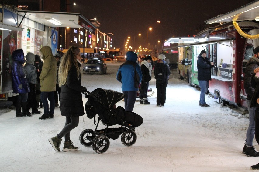 Jarmark Świąteczny w Radomiu na placu Jagiellońskim wieczorem jeszcze zyskał na świątecznej atmosferze. Zobacz zdjęcia