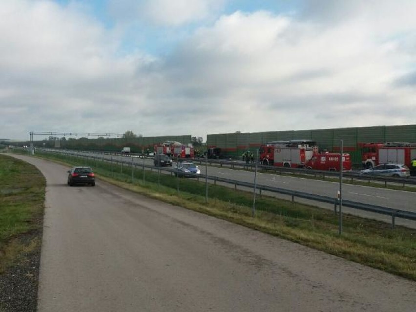 Wypadek na S8 w Lubochni. Zderzenie cysterny z autokarem. Ranni żołnierze [ZDJĘCIA+FILM]