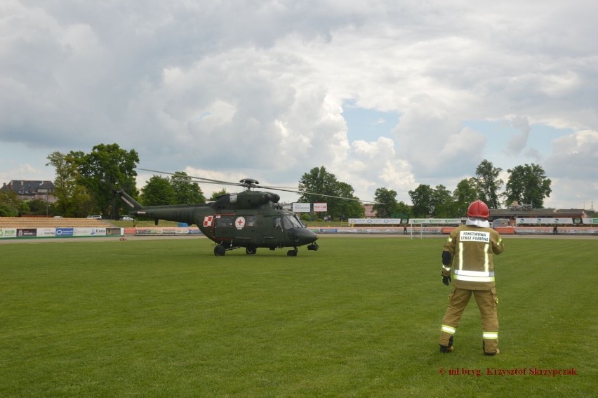 Rawicz. Wojskowy helikopter lądował na stadionie im. Floriana Kapały. Transportował medyków do szpitala [ZDJECIA]
