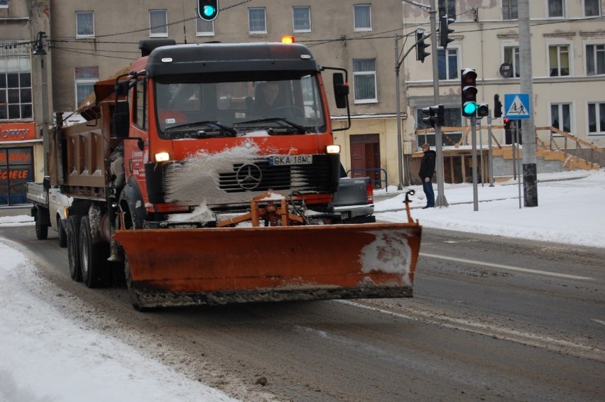 Opady śniegu spowodowały paraliż na drogach. Samochody poruszają się żółwim tempem