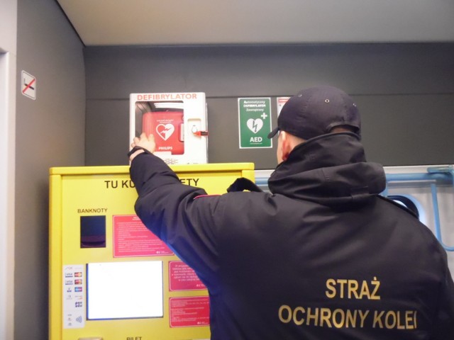 Wszyscy funkcjonariusze Straży Ochrony Kolei w ramach szkoleń z pierwszej pomocy uczą się wykorzystywać urządzenia AED. W 2016 roku w Warszawie funkcjonariusz SOK uratował przy jego pomocy życie starszej osobie.